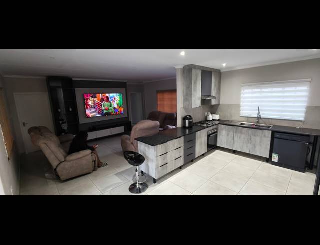 3 BEDROOM APARTMENT FOR SALE IN WATERKLOOF EAST
